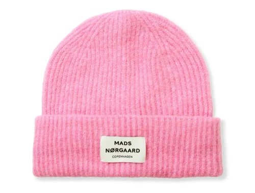 Mads Nørgaard hue i fuchsia pink med ribstruktur og logomærke