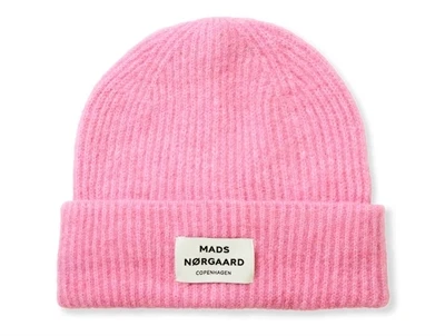 Mads Nørgaard hue i fuchsia pink med ribstruktur og logomærke