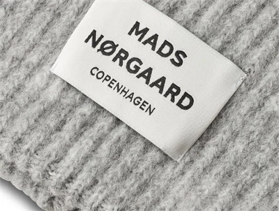 Mads Nørgaard logo på ribstrikket hue i light grey melange
