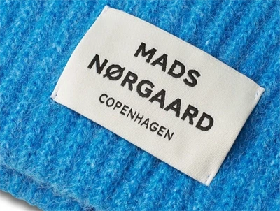 Nærbillede af Mads Nørgaard hue i malibu blue med logomærke