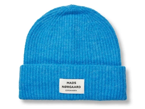 Mads Nørgaard hue i malibu blue med logomærke og ribstruktur