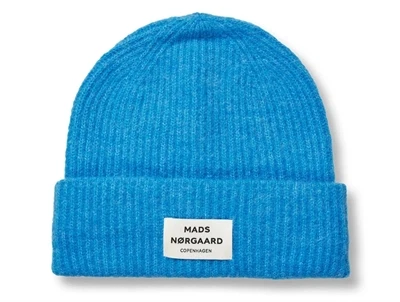 Mads Nørgaard hue i malibu blue med logomærke og ribstruktur