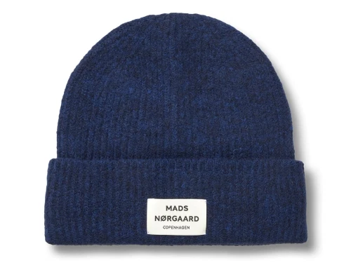 Mads Nørgaard hue i mørkeblå med ribstruktur og logo