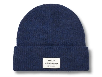 Mads Nørgaard hue i mørkeblå med ribstruktur og logo