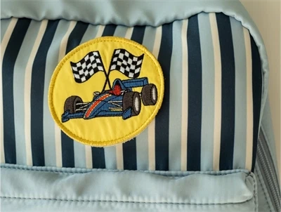 That\'s Mine Benson organizer bag blue dinosaur badge detalje