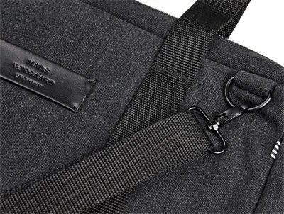 Mads Nørgaard computer taske i sort detalje på rem og logo