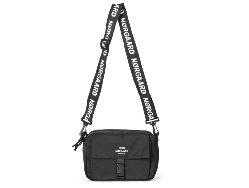 Sort Tian Fae crossbody-taske fra Mads Nørgaard med logo-rem