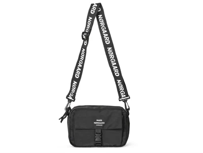 Sort Tian Fae crossbody-taske fra Mads Nørgaard med logo-rem