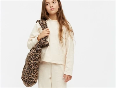Pige med leopardprintet taske fra Mads Nørgaard over skulderen