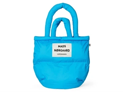 Lyseblå taske fra Mads Nørgaard med to sæt hanke