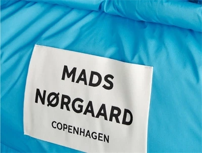Logoet på Mads Nørgaard taske i farven malibu blue