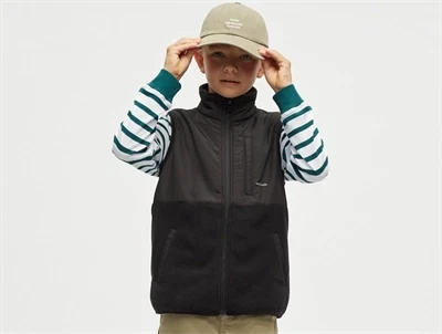 Mads Nørgaard Soft Fleece Takito vest sort på model