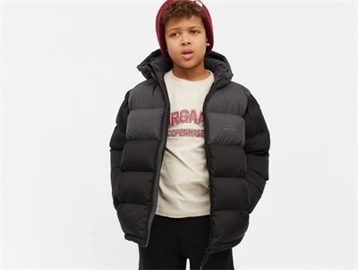 Barn iført Mads Nørgaard vinterjakke i sort og grå med hætte