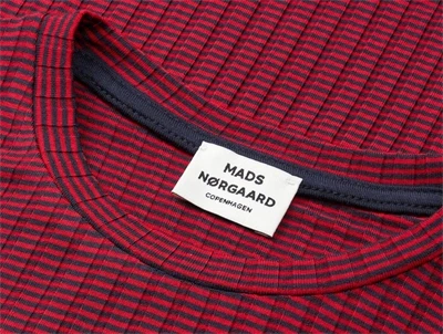 Mads Nørgaard rødstribet kjole tæt på halsudskæring