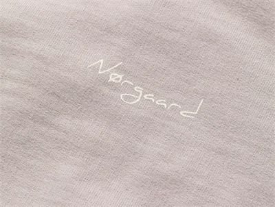 Nærbillede af logoprint på Mads Nørgaard sweatshirt i atmosphere