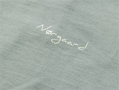 Nærbillede af logoprint på Mads Nørgaard sweatshirt i slate grey
