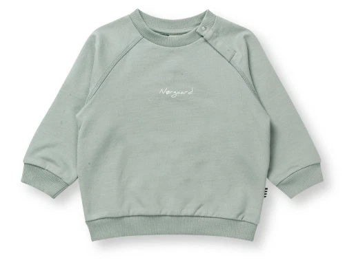 Sweatshirt fra Mads Nørgaard i slate grey med hvidt logoprint og trykknap