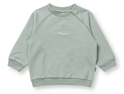 Sweatshirt fra Mads Nørgaard i slate grey med hvidt logoprint og trykknap