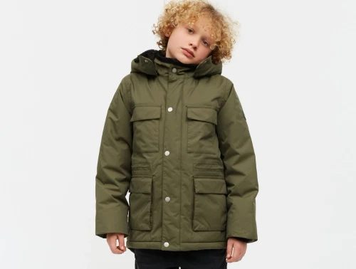 Dreng iført Mads Nørgaard vinterjakke i mørkegrøn med lommer og hætte