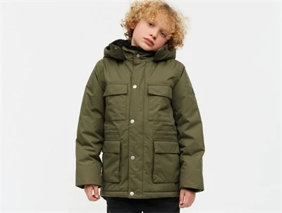 Dreng iført Mads Nørgaard vinterjakke i mørkegrøn med lommer og hætte