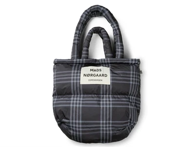 Mads Nørgaard polstret taske med tern i sort og hvid