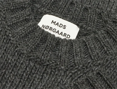 Mads Nørgaard Crash sweater mørkegrå med logo tæt på hals