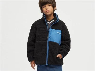 Mads Nørgaard Teddy Fleece Jeffo jakke sort med blå brystlomme på model