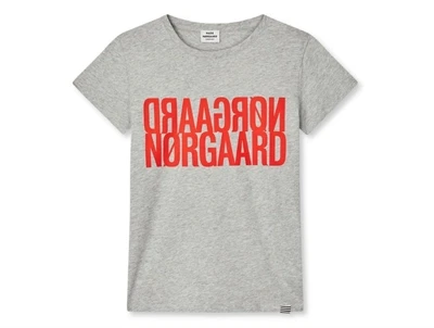 Mads Nørgaard Tuvina t-shirt grå melange forside med rødt print
