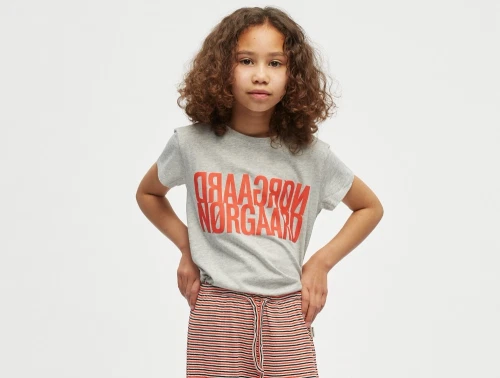 Mads Nørgaard Tuvina t-shirt grå melange med rødt logo på model