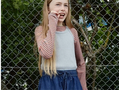 Mads Nørgaard Talino bluse rød og hvidstribet på model