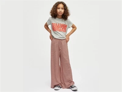 Mads Nørgaard Verona bukser rød og hvidstribet på model