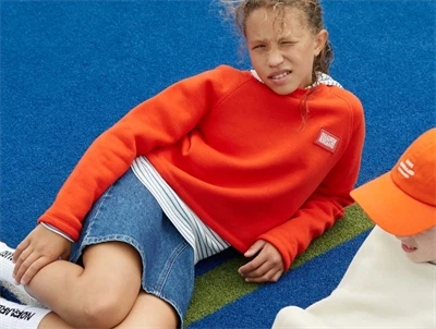 Mads Nørgaard Alia sweatshirt rød med logo på model