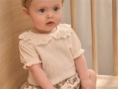 En Fant pointelle body i eggnog på baby