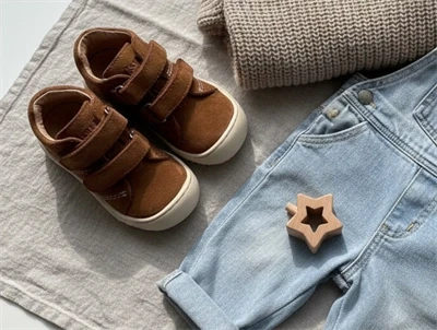 Bisgaard Hale V first step sko i ruskind med dobbelte velcroremme