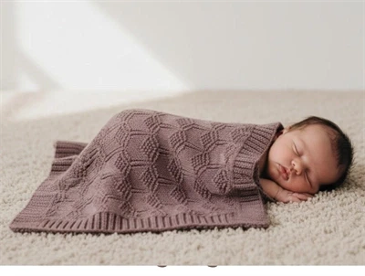 Mushie honeycomb desert rose strikket babytæppe