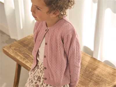 En Fant strikcardigan i zephyr rosa på pige