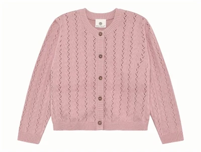 En Fant strikcardigan i zephyr rosa med pointelle mønster