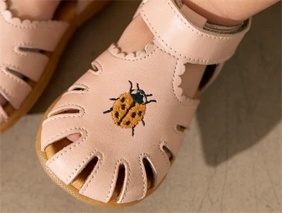 Angulus begyndersandal rosebud med mariehønebroderi og velcro