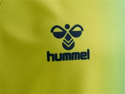 Hummel sportssæt i lime med hummel logo detalje