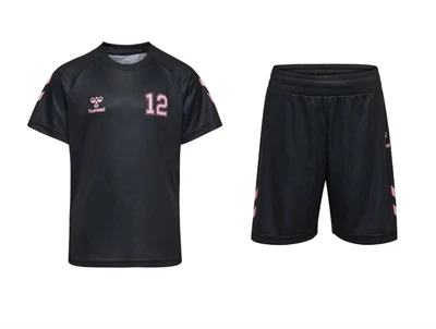 Hummel sportssæt i sort med rosa detaljer set forfra