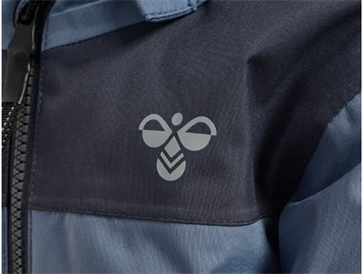 Hummel jakke med logo detalje i blå nuance
