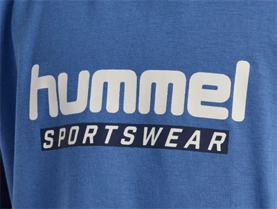 Hummel t-shirt i blå med hummel sportswear print på front
