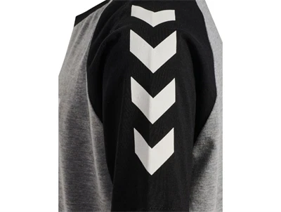 Hummel t-shirt i grå med hummel vinkler på ærmet