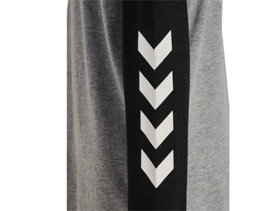 Hummel bluse i graa med hummel chevron logo detalje paa aermet