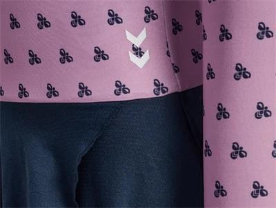 Hummel gymnastikdragt i lilla med hummels chevron logo detalje