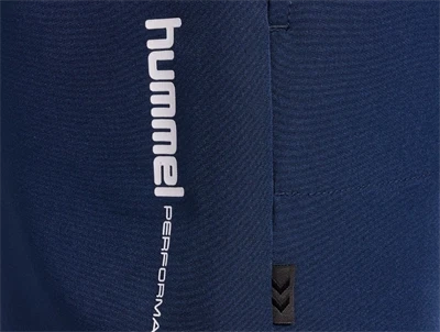 Hummel shorts i moerkeblaa med hummel performance logo