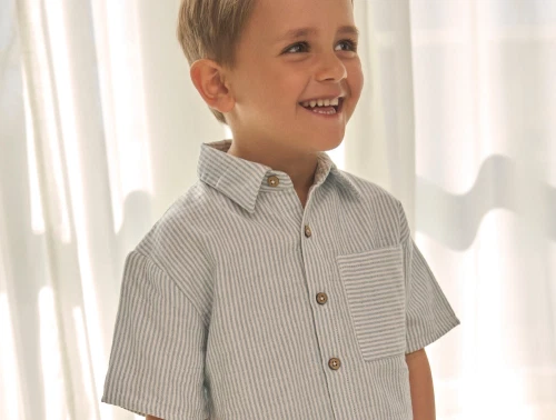 En Fant stribet kortærmet skjorte i citadel blå på dreng