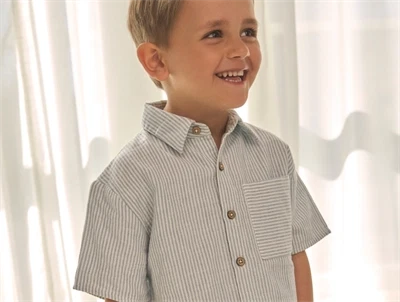 En Fant stribet kortærmet skjorte i citadel blå på dreng