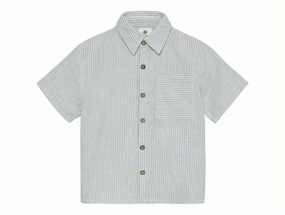 En Fant stribet kortærmet skjorte i citadel blå i musselin
