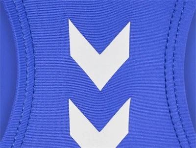Hummel badedragt i blaa med hummels chevron logo detalje